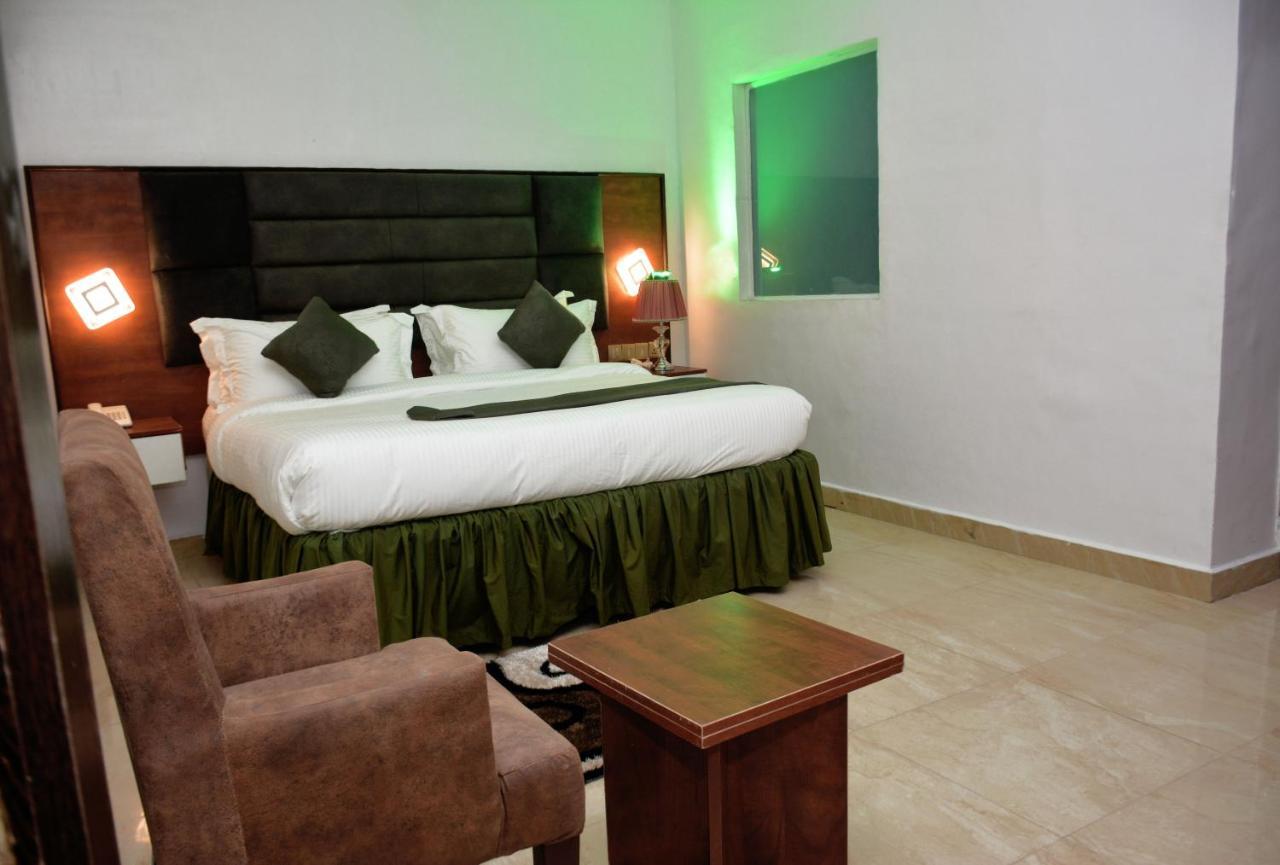 Vacation Villa Hotels And Suites Асаба Екстер'єр фото
